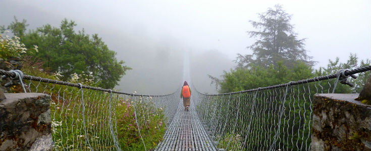 En hængebro på en af de mange gode trekkingruter i Nepal