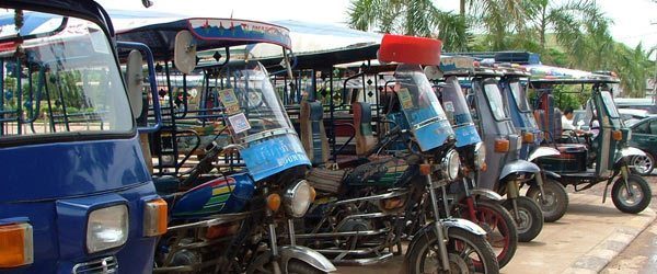 Lokal transport med Tuk-tuk></p>
<h2>Taxi, tuk-tuk og rickshaws</h2>
<p><strong>Det kan være en udfordring, at skulle køre med taxi, tuk-tuk og rickshaws i mange lande. Nogle chauffører er notorisk berømte for at ville snyde dig. Behold altid roen, når du forhandler om prisen, og husk af ofte er det værste der kan ske, at du kommer til at betale for meget.</strong></p>
<p><a href=