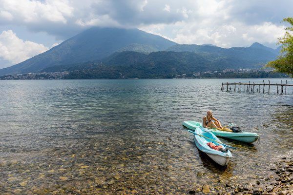 På kajaktur rundt i Atitlán søen ©Backpackerne