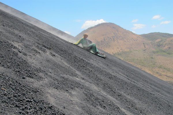 Camilla kælker ned af Cerro Negro vulkanen i Nicaragua ©Backpackerne